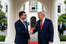 Antes mesmo de o suposto encontro acontecer, bolsonaristas lan&ccedil;aram m&atilde;o da intelig&ecirc;ncia artificial para criar uma foto do Flavio Bolsonaro apertando a m&atilde;o de Donald Trump na Casa Branca