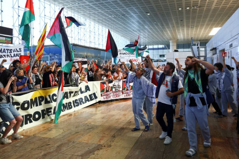 Ativistas espanh&oacute;is da Flotilha Global Sumud, com destino a Gaza, detidos pelas for&ccedil;as israelenses ap&oacute;s suas embarca&ccedil;&otilde;es serem interceptadas em &aacute;guas internacionais no Mediterr&acirc;neo, chegam ao Aeroporto Josep Tarradellas Barcelona-El Prat, em Barcelona
