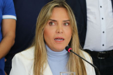 Celina Le&atilde;o