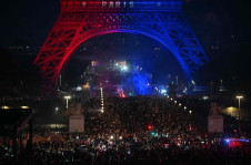 A Torre Eiffel iluminada com as cores do Paris Saint-Germain, enquanto os torcedores do PSG comemoram a conquista do t&iacute;tulo da Liga dos Campe&otilde;es da UEFA contra o Arsenal FC