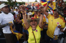 Apoiadores de De la Espriella celebram resultados divulgados no 1&ordm; turno