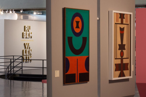 A exposi&ccedil;&atilde;o &eacute; organizada em seis n&uacute;cleos que correspondem &agrave;s cidades que marcaram a trajet&oacute;ria do artista