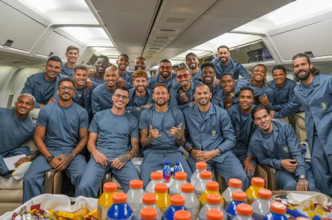 A sele&ccedil;&atilde;o brasileira com a roupa de viagem