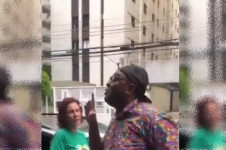 Luan Ara&uacute;jo discute com bolsonaristas nas ruas de S&atilde;o Paulo, sob observa&ccedil;&atilde;o da Carla Zambelli, que logo depois sacou a pistola e correu atr&aacute;s dele