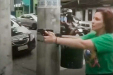 A bolsonarista Carla Zambelli apontando a arma para um homem negro nas ruas de S&atilde;o Paulo
