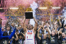 O capit&atilde;o do Sesi-Franca Lucas Dias levanta pela quinta vez o trof&eacute;u do NBB