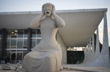 A est&aacute;tua A Justi&ccedil;a, que guarda o pr&eacute;dio do STF, pareceu assustada, quando soube da 'canetada master' do Kassio Nunes Marques
