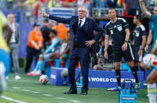 Ancelotti na beira do gramado: eleg&acirc;ncia italiana, e s&oacute;