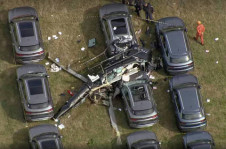 Aeronaves ca&iacute;ram em um p&aacute;tio cheio de autom&oacute;veis el&eacute;tricos
