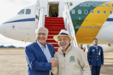 O presidente Lula viajou nesse domingo para a Fran&ccedil;a, onde participar&aacute; do G7. Como de praxe, foi levado ao aeroporto pelo vice-presidente, Geraldo Alckmin