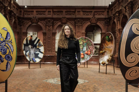 A artista pl&aacute;stica Adriana Varej&atilde;o entre algumas de suas instigantes obras