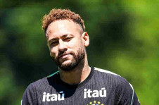 Neymar j&aacute; est&aacute; treinando com bola, separado dos colegas; nessa semana, vai se integrar ao grupo