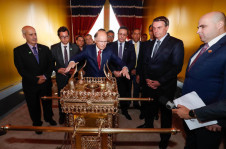 Edir Macedo com Jair Bolsonaro e aliados na ritual da 'arca sagrada' no Templo de Salom&atilde;o, da Igreja Universal, em S&atilde;o Paulo