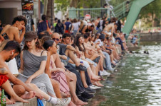Pessoas sentam-se &agrave;s margens do Canal Saint-Martin para buscar al&iacute;vio do calor &mdash; j&aacute; que o banho p&uacute;blico foi autorizado em parte do canal devido &agrave; eleva&ccedil;&atilde;o das temperaturas &mdash;, em Paris, enquanto uma onda de calor atinge grande parte da Fran&ccedil;a