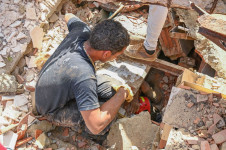 Muitos volunt&aacute;rios tamb&eacute;m trabalham nas buscas a sobreviventes