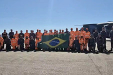 Equipe de Bombeiros de S&atilde;o Paulo e Minas Gerais que embarcou no quarto v&ocirc;o de ajuda humanit&aacute;ria do Brasil para Venezuela para ajudar na busca de v&iacute;timas de terremoto