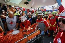 Socorristas transportam sobrevivente Hern&aacute;n Alberto Gil. Resgate aconteceu oito dias depois dos terremotos