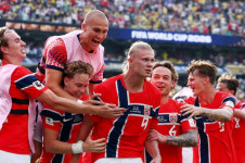 CARRASCO - O noruegu&ecirc;s Erling Haaland comemora o segundo gol sobre o Brasil com companheiros