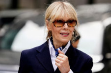 A escritora E. Jean Carroll deixa o 2&ordm; Tribunal de Apela&ccedil;&otilde;es dos EUA