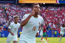 Mbapp&eacute; perdeu um p&ecirc;nalti, mas marcou um gol logo depois