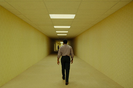 'Backrooms': ideia nascida na internet resultou em intrigante e original filme, que ser&aacute; relan&ccedil;ado com 15 minutos adicionais