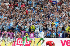 Lautaro Mart&iacute;nez, da Argentina, pula em dire&ccedil;&atilde;o &agrave;s arquibancadas ap&oacute;s marcar o terceiro gol da equipe