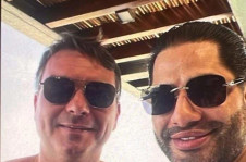 Fl&aacute;vio Bolsonaro com Luiz Phillipi Mour&atilde;o em momento aparentemente descontra&iacute;do: senador respondeu que 'tira fotos com todo mundo'. Mour&atilde;o era o respons&aacute;vel pelos chamados 'servi&ccedil;os sujos' ordenados pelo ex-banqueiro Daniel Vorcaro
