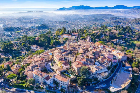 A charmosa Mougins, pequena vila medieval, no sul da Fran&ccedil;a