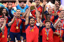 O capit&atilde;o Rodri, escolhido o melhor jogador da Copa, ergue a ta&ccedil;a de campe&atilde;o do mundo