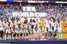 Jogadores da Inglaterra posam para foto ap&oacute;s receberem as medalhas de terceiro lugar, ao final da disputa pelo bronze da Copa do Mundo