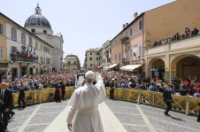 Le&atilde;o XIV celebrou Angelus em Castel Gandolfo, na It&aacute;lia