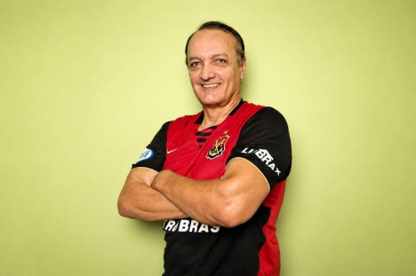 Leandro vestindo o seu manto rubro negro
