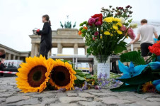 Flores homenageiam v&iacute;tima fatal e feridos de atentado na Parada do Orgulho de Berlim