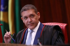 Kassio Nunes Marques, presidente do TSE, foi acusado pelo jornalista Reinaldo Azevedo de articular apoio do partido Progressistas &agrave; candidatura de Flavio Bolsonaro