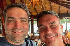 O advogado Willer Tomaz e Flavio Bolsonaro curtindo a vida em Angra dos Reis