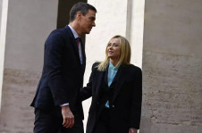 Pedro S&aacute;nchez e Giorgia Meloni durante encontro em Roma