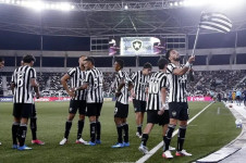 Alex Telles comemora o gola&ccedil;o de falta erguendo a bandeira de canto do Nilt&atilde;o