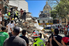 Moradores e equipes de emerg&ecirc;ncia reviram os escombros de um pr&eacute;dio parcialmente desabado ap&oacute;s um terremoto em Pereira, Col&ocirc;mbia