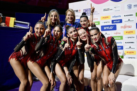 Duda Arakaki, Nicole Pircio, Sofia Madeira Pereira, Maria Paula Caminha, Mari Pinto e Julia Kurunczi comemoram com a t&eacute;cnica Camila Ferezin