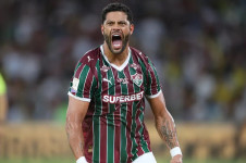 Hulk fez gol de cabe&ccedil;a