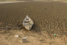 No plano interno, o Brasil criou em 2015 a Pol&iacute;tica Nacional de Combate &agrave; Desertifica&ccedil;&atilde;o e Mitiga&ccedil;&atilde;o dos Efeitos da Seca, por meio da Lei n&ordm; 13.153