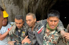 Trabalhador chin&ecirc;s &eacute; retirado de t&uacute;nel de hidrel&eacute;trica no Nepal
