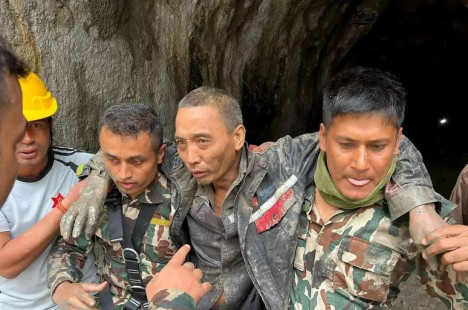 Trabalhador chin&ecirc;s &eacute; retirado de t&uacute;nel de hidrel&eacute;trica no Nepal