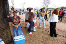 Gra&ccedil;a Teodoro da Silva vende &aacute;gua durante o Desfile da Independ&ecirc;ncia, em Bras&iacute;lia