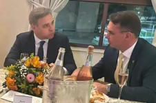 Evang&eacute;licos da champanhota: ministro Mendon&ccedil;a e Flavio Bolsonaro em convescote regado a muita conversa