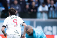 Colidio comemora enquanto Weverton lamenta