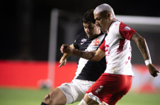 Santiago Leonel Sosa disputa a bola pelo Vasco