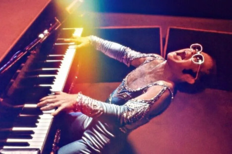 Elton John enlouquecendo os anos 70