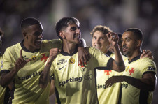 Lescano festeja com o elenco seu primeiro gol na Colina