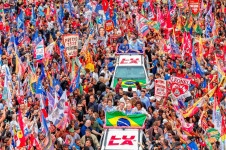 O presidente Lula esteve em S&atilde;o Gon&ccedil;alo (RJ), nesta quinta-feira, onde fez comicio e camnhada com eleitores e pol&iacute;ticos fluminenses, entre eles, o candidato ao governo do Rio, Eduardo Paes, e a candidata ao Senado Benedita da Silva 